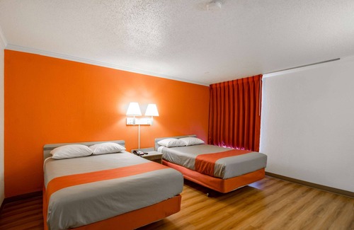 Waukegan Hotel | Budget-Friendly Motel 6 Waukegan with Breakfast Included