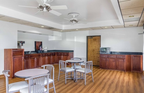 Waycross Hotel | Budget-Friendly Stay at Motel 6 Waycross GA with Breakfast