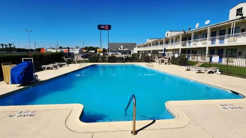 Webster Hotel | Convenient Motel 6 in Webster, TX Near NASA & Ocean Views