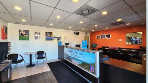 Webster Hotel | Convenient Motel 6 in Webster, TX Near NASA & Ocean Views