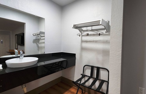 Webster Hotel | Discover Motel 6 Webster, TX - Your Gateway to NASA Lake