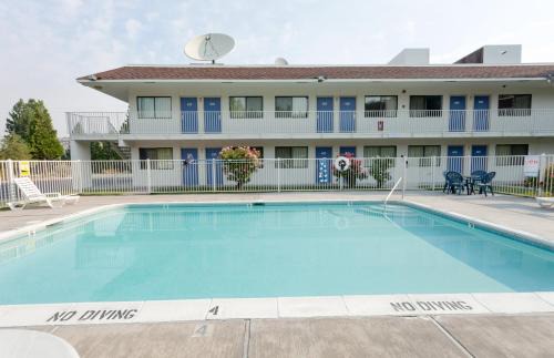 Weed Hotel | Budget-Friendly Motel 6 Weed - Mount Shasta with Pool