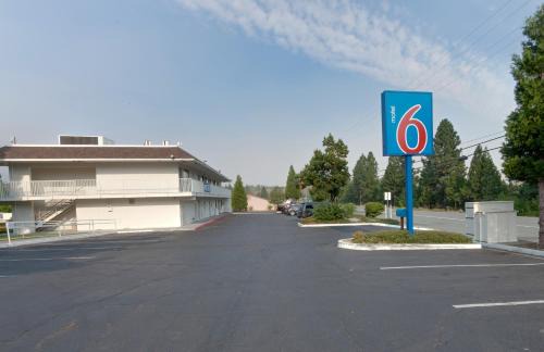 Weed Hotel | Budget-Friendly Motel 6 Weed - Mount Shasta with Pool