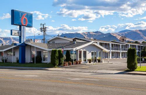 Wenatchee Hotel | Discover Motel 6-Wenatchee: Pet-Friendly with Pool Access