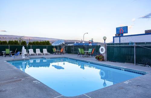 Wenatchee Hotel | Discover Motel 6-Wenatchee: Pet-Friendly with Pool Access