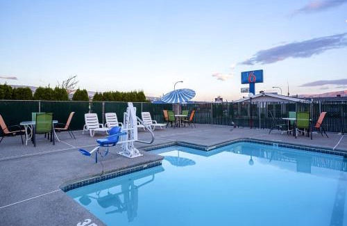 Wenatchee Hotel | Discover Motel 6-Wenatchee: Pet-Friendly with Pool Access
