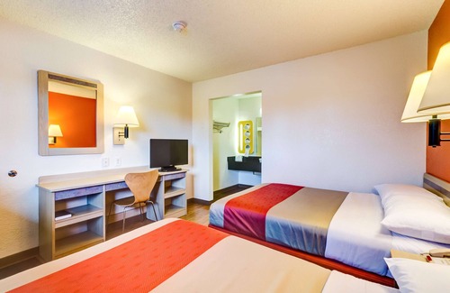 Arvada Plaza Area Hotel | Budget-Friendly Motel 6 Wheat Ridge - Family and Breakfast Perks