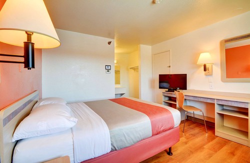 Windsor Locks Hotel | Budget-Friendly Stay at Motel 6 Windsor Locks, CT