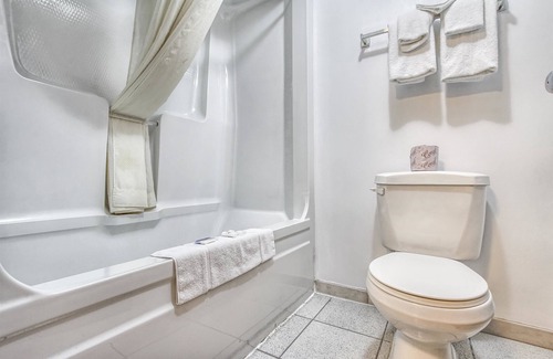 Windsor Hotel | Budget-Friendly Motel 6 Windsor with Family Amenities