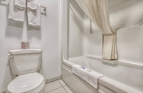 Windsor Hotel | Budget-Friendly Motel 6 Windsor with Family Amenities