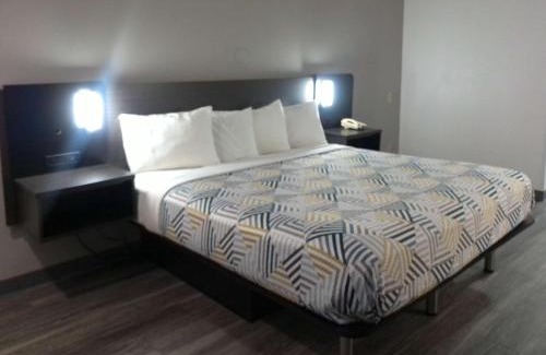 Winslow Hotel | Pet-Friendly Retreat at Motel 6-Winslow, AZ with Pool