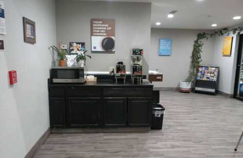 Winslow Hotel | Pet-Friendly Motel 6 in Winslow, AZ with Pool & Breakfast