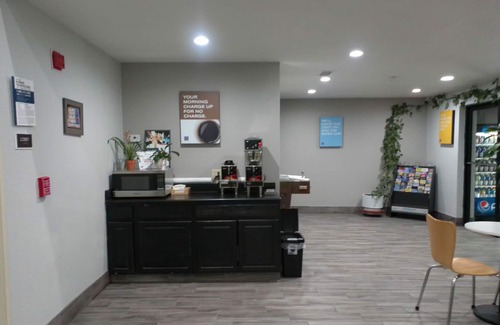 Winslow Hotel | Pet-Friendly Motel 6 in Winslow, AZ with Pool & Breakfast