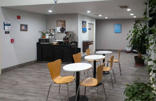 Winslow Hotel | Pet-Friendly Motel 6 in Winslow, AZ with Pool & Breakfast