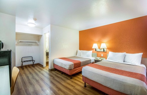 Youngtown Hotel | Convenient Motel 6 in Youngtown, AZ with Pool & Breakfast