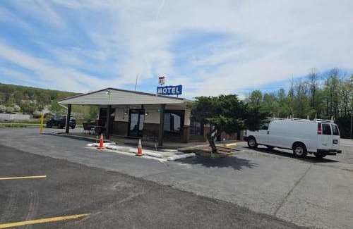 Dalton Hotel | Comfortable Stay at Motel 81: Pet & Child Friendly