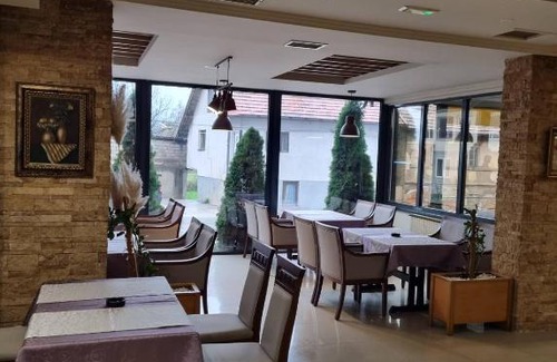 Vitez Hotel | Guest-Favorite Motel Bor: Pool, Hot Tub & Pet Friendly