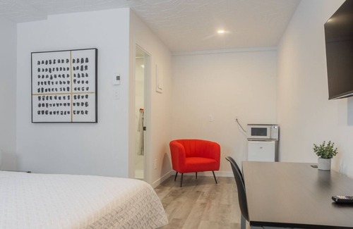 Brossard Hotel | Cozy Motel Champlain with Spa & Kitchen Amenities