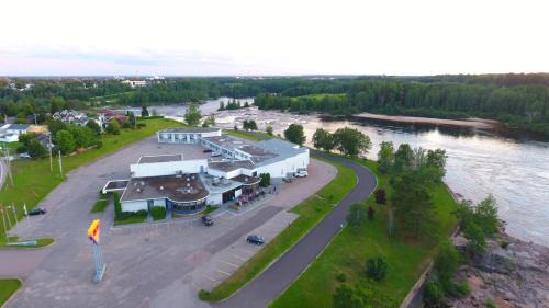 Dolbeau-Mistassini Hotel | Pet-Friendly Motel Chute des Pères with Breakfast & More