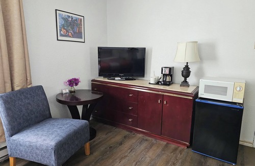 Magog Hotel | Family-Friendly Getaway at Motel de l'Outlet with Pool