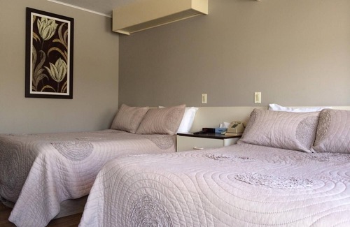 Magog Hotel | Cozy Retreat at Motel de la Pente Douce with Breakfast