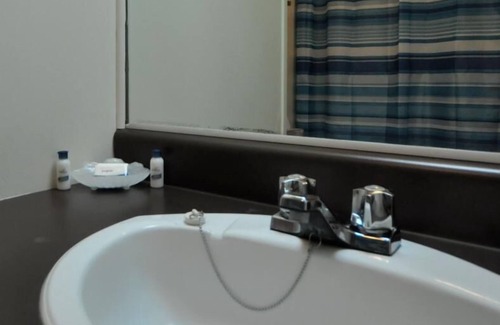 Magog Hotel | Cozy Retreat at Motel de la Pente Douce with Breakfast