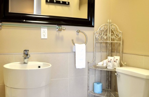 Sherbrooke Hotel | Relax at Motel des Cèdres: Family-Friendly with Pool & Breakfast