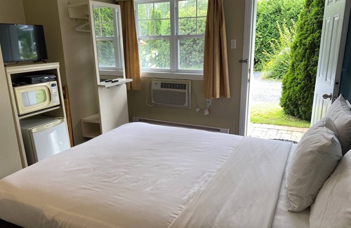 Sherbrooke Hotel | Relax at Motel des Cèdres: Family-Friendly with Pool & Breakfast