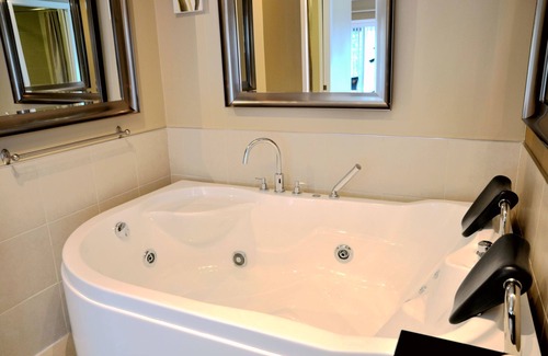 Sherbrooke Hotel | Relax at Motel des Cèdres: Family-Friendly with Pool & Breakfast