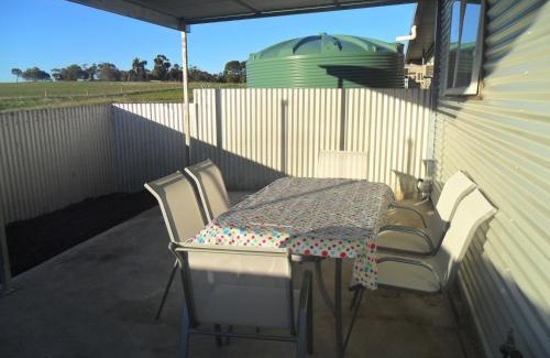 Dimboola Hotel | Discover Motel Dimboola: Family-Friendly with Pool Access