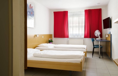 Heimsheim Hotel | Relax at Motel Drei König: Family-Friendly & Accessible Stay