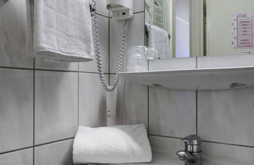 Heimsheim Hotel | Relax at Motel Drei König: Family-Friendly & Accessible Stay