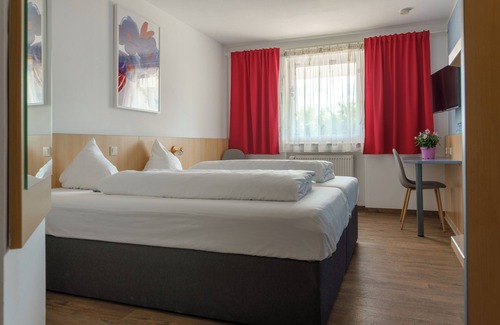Heimsheim Hotel | Relax at Motel Drei König: Family-Friendly & Accessible Stay