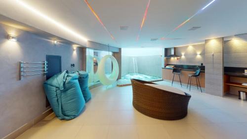 Caicaras Hotel | Discover Motel DUBAI BH: Pool, Breakfast & Hot Tub Awaits