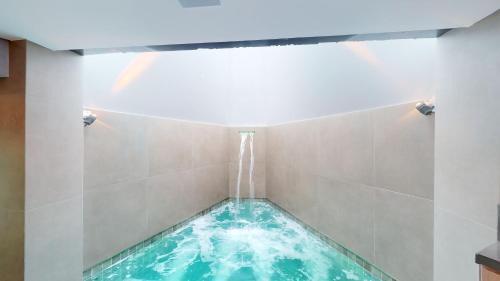 Caicaras Hotel | Discover Motel DUBAI BH: Pool, Breakfast & Hot Tub Awaits