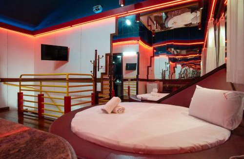 Santa Amelia Hotel | Budget-Friendly Stay at Motel Fantasy 5 with Hot Tub