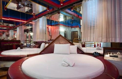 Santa Amelia Hotel | Budget-Friendly Stay at Motel Fantasy 5 with Hot Tub