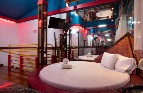 Santa Amelia Hotel | Budget-Friendly Stay at Motel Fantasy 5 with Hot Tub