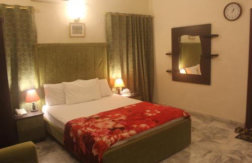 D.H.A. House | Budget-Friendly Motel Inn with Family Amenities & Kitchen