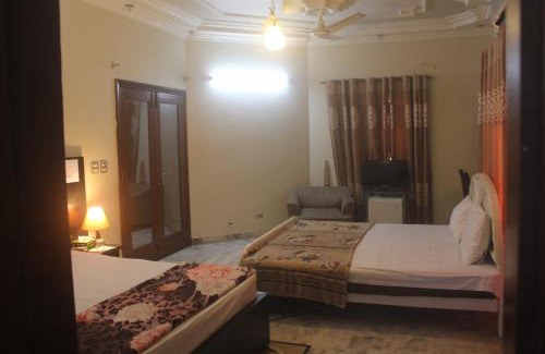 D.H.A. House | Budget-Friendly Motel Inn with Family Amenities & Kitchen