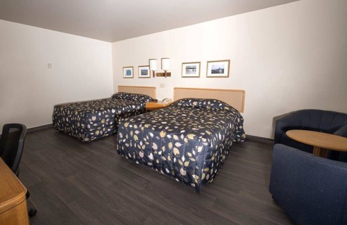 Baie Comeau Hotel | Budget-Friendly Motel Le Boréal with Breakfast & Kitchen