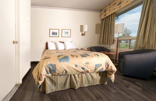 Baie Comeau Hotel | Budget-Friendly Motel Le Boréal with Breakfast & Kitchen
