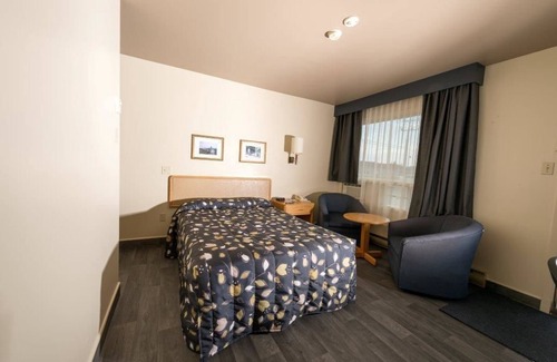 Baie Comeau Hotel | Budget-Friendly Motel Le Boréal with Breakfast & Kitchen