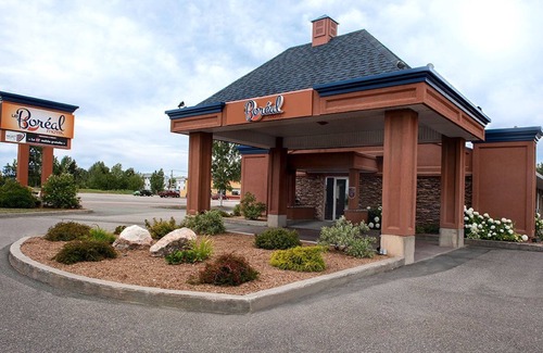 Baie Comeau Hotel | Budget-Friendly Motel Le Boréal with Breakfast & Kitchen