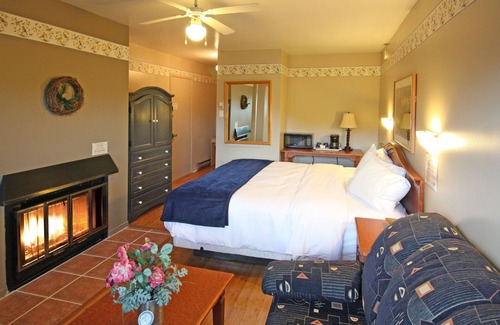 Saint-Sauveur Hotel | Discover Motel Le JoliBourg: Family-Friendly with Pool