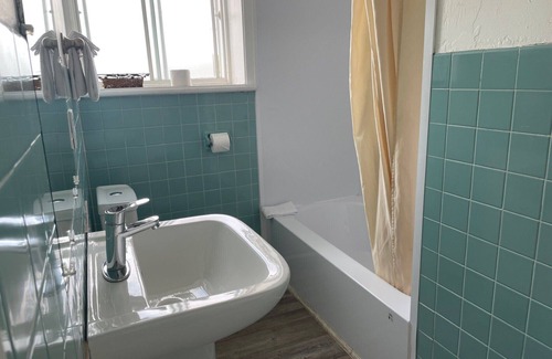 Duberger-Les Saules Hotel | Cozy Stay at Motel Lustre d'Or with Kitchen & Breakfast