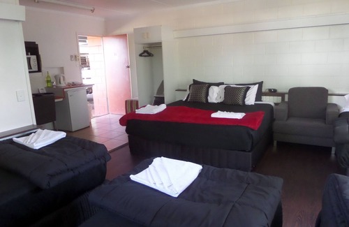 Kingaroy Hotel | Family-Friendly Motel Oasis with Pool and Dining Options