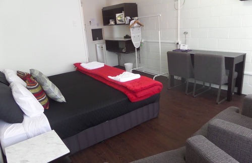 Kingaroy Hotel | Family-Friendly Motel Oasis with Pool and Dining Options