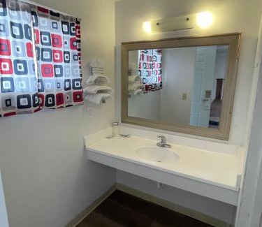 Moses Lake Hotel | Pet-Friendly Retreat at Motel Oasis - Perfect for Families!