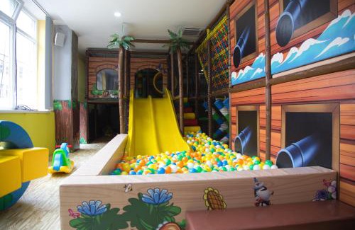 Trutnov Apartment | Comfortable Stay at Motel Olympland with Pool & Dining